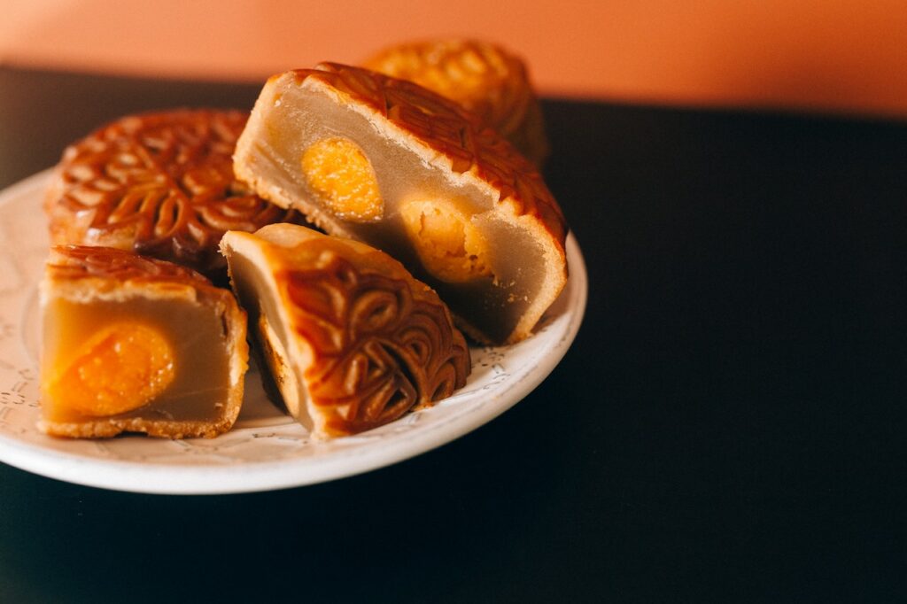 <a></a><strong>Mooncakes in Mid-Autumn Gifting Traditions</strong>